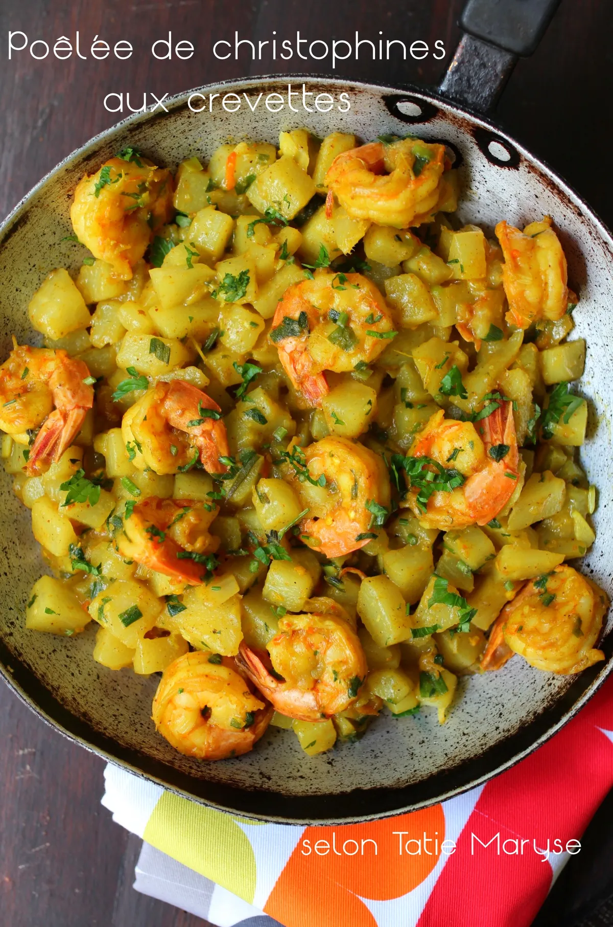 Une christophine ouverte sur une planche en bois, farce crémeuse à la cuillère, herbes fraîches et citron à côté